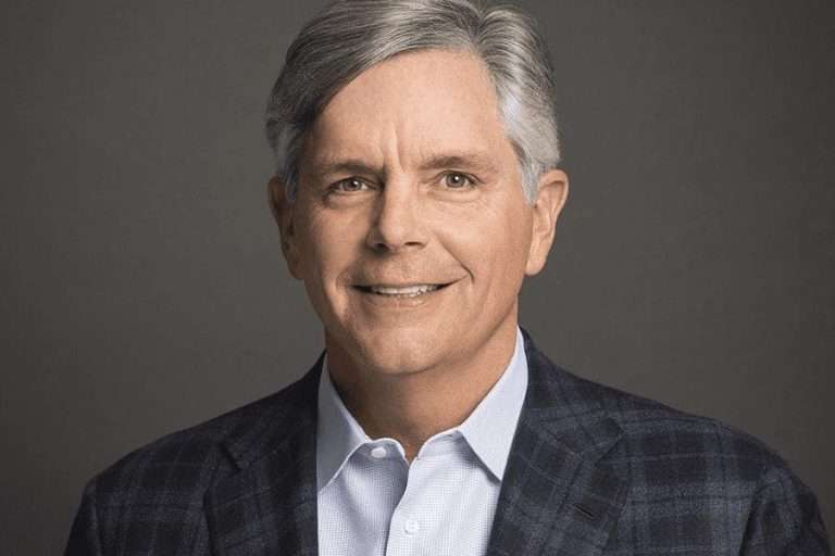 Headshot of Larry Culp.
